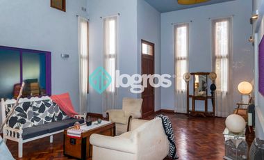 Casa en venta con cochera en Grand Bourg