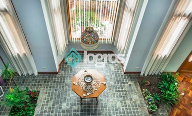 Casa en venta con cochera en Grand Bourg