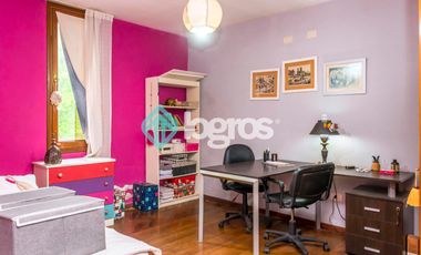 Casa en venta con cochera en Grand Bourg