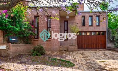 Casa en venta con cochera en Grand Bourg