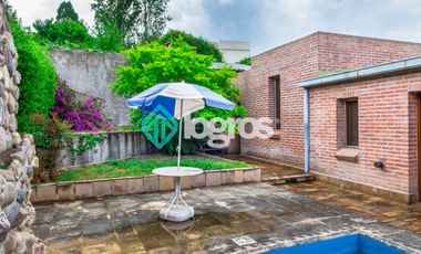 Casa en venta con cochera en Grand Bourg