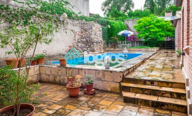 Casa en venta con cochera en Grand Bourg