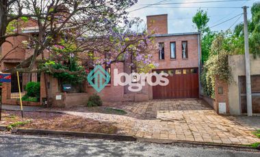 Casa en venta con cochera en Grand Bourg