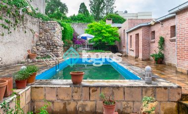 Casa en venta con cochera en Grand Bourg