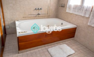 Casa en venta con cochera en Grand Bourg