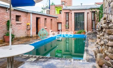 Casa en venta con cochera en Grand Bourg