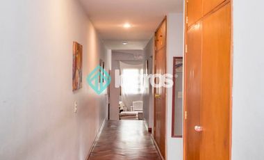 Casa en venta con cochera en Grand Bourg