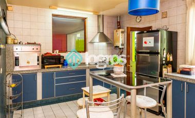 Casa en venta con cochera en Grand Bourg