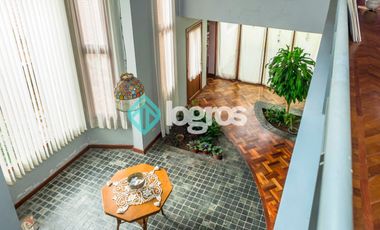 Casa en venta con cochera en Grand Bourg