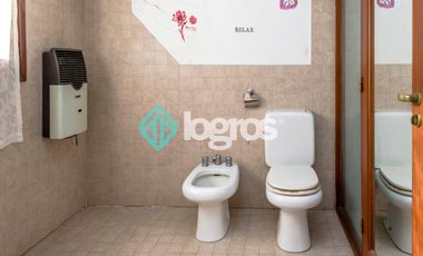 Casa en venta con cochera en Grand Bourg