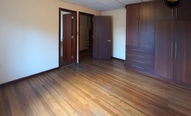 Casa de venta en Monay Shopping - Av. Los Andes - Av. Gonzalez Suarez – código:22151