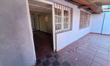 SE VENDE AMPLIA CASA  EN LO ESPEJO