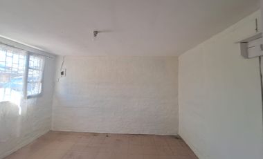 SE VENDE AMPLIA CASA  EN LO ESPEJO