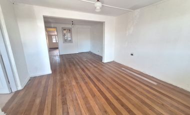 SE VENDE AMPLIA CASA  EN LO ESPEJO