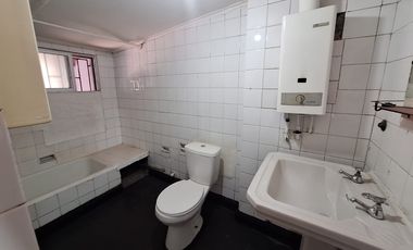 SE VENDE AMPLIA CASA  EN LO ESPEJO