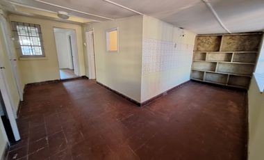 SE VENDE AMPLIA CASA  EN LO ESPEJO