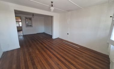 SE VENDE AMPLIA CASA  EN LO ESPEJO