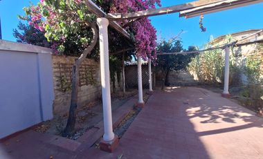 SE VENDE AMPLIA CASA  EN LO ESPEJO