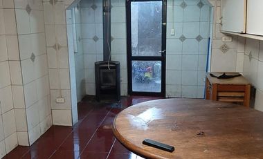 CASA AMPLIA CON POLENCIAL BIEN CONECTADA