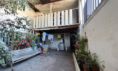 CASA AMPLIA CON POLENCIAL BIEN CONECTADA