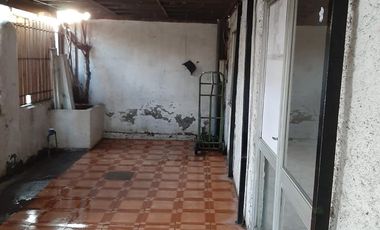 CASA AMPLIA CON POLENCIAL BIEN CONECTADA