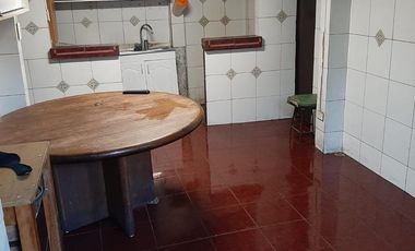 CASA AMPLIA CON POLENCIAL BIEN CONECTADA