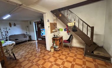 CASA AMPLIA CON POLENCIAL BIEN CONECTADA