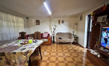 CASA AMPLIA CON POLENCIAL BIEN CONECTADA