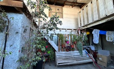 CASA AMPLIA CON POLENCIAL BIEN CONECTADA