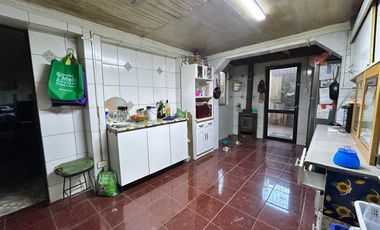 CASA AMPLIA CON POLENCIAL BIEN CONECTADA