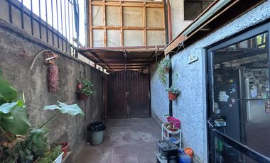 CASA AMPLIA CON POLENCIAL BIEN CONECTADA