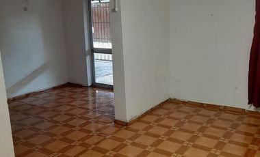 CASA AMPLIA CON POLENCIAL BIEN CONECTADA