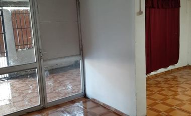 CASA AMPLIA CON POLENCIAL BIEN CONECTADA