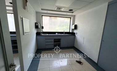 Luminoso local 319 m2 en dos pisos.