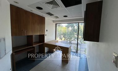 Luminoso local 319 m2 en dos pisos.