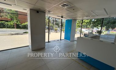 Luminoso local 319 m2 en dos pisos.