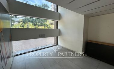 Luminoso local 319 m2 en dos pisos.