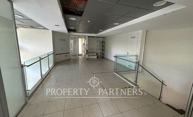 Luminoso local 319 m2 en dos pisos.