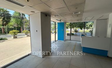 Luminoso local 319 m2 en dos pisos.