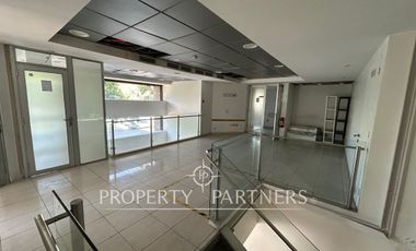 Luminoso local 319 m2 en dos pisos.