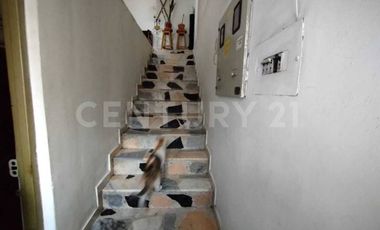 Casa y lote de terreno amplio + terraza libre; excelente: En el Centro de Soacha