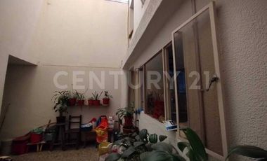 Casa y lote de terreno amplio + terraza libre; excelente: En el Centro de Soacha