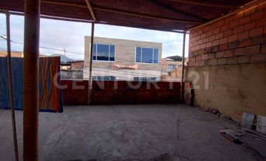 Casa y lote de terreno amplio + terraza libre; excelente: En el Centro de Soacha