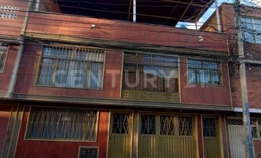 Casa y lote de terreno amplio + terraza libre; excelente: En el Centro de Soacha