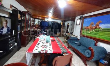 Casa y lote de terreno amplio + terraza libre; excelente: En el Centro de Soacha