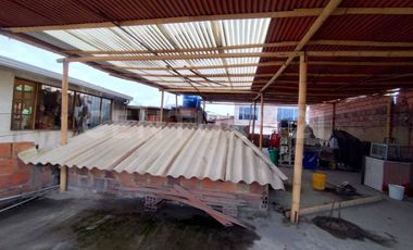 Casa y lote de terreno amplio + terraza libre; excelente: En el Centro de Soacha