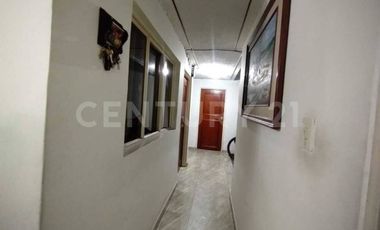 Casa y lote de terreno amplio + terraza libre; excelente: En el Centro de Soacha