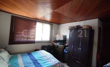 Casa y lote de terreno amplio + terraza libre; excelente: En el Centro de Soacha