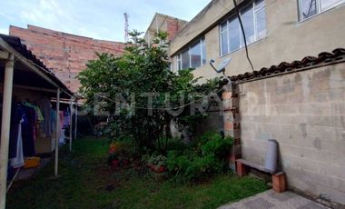 Casa y lote de terreno amplio + terraza libre; excelente: En el Centro de Soacha