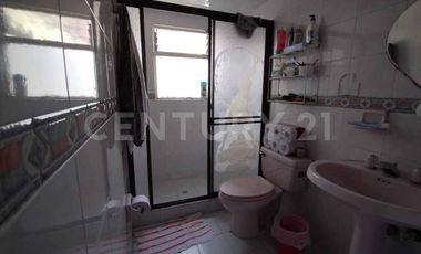 Casa y lote de terreno amplio + terraza libre; excelente: En el Centro de Soacha